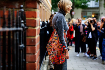 camille charriere, graphic bag, grey sweater, leather bag, multicolor bag, printed bag, red bag, fashion week, frenchystyle, FW, jonathan paciullo, street style, LFW, LONDON, SPRING SUMMER 2019, SS 19, atmosphere details, horizontal, detail