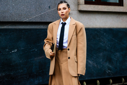 beige jacket, beige pants, beige suits, camel pants, camel suits, camel jacket, oversize jacket, oversize pants, oversize suits, boyish look, white shirt, black tie, black leather clutch, high waist pants, pleated pants, bottega veneta bag, loose pants, loose jacket, karina nigay, street style, jonathan paciullo, FW, frenchystyle, fashion week, MFW, MILAN, SPRING SUMMER 2021, SS 21, horizontal, atmosphere details, detail