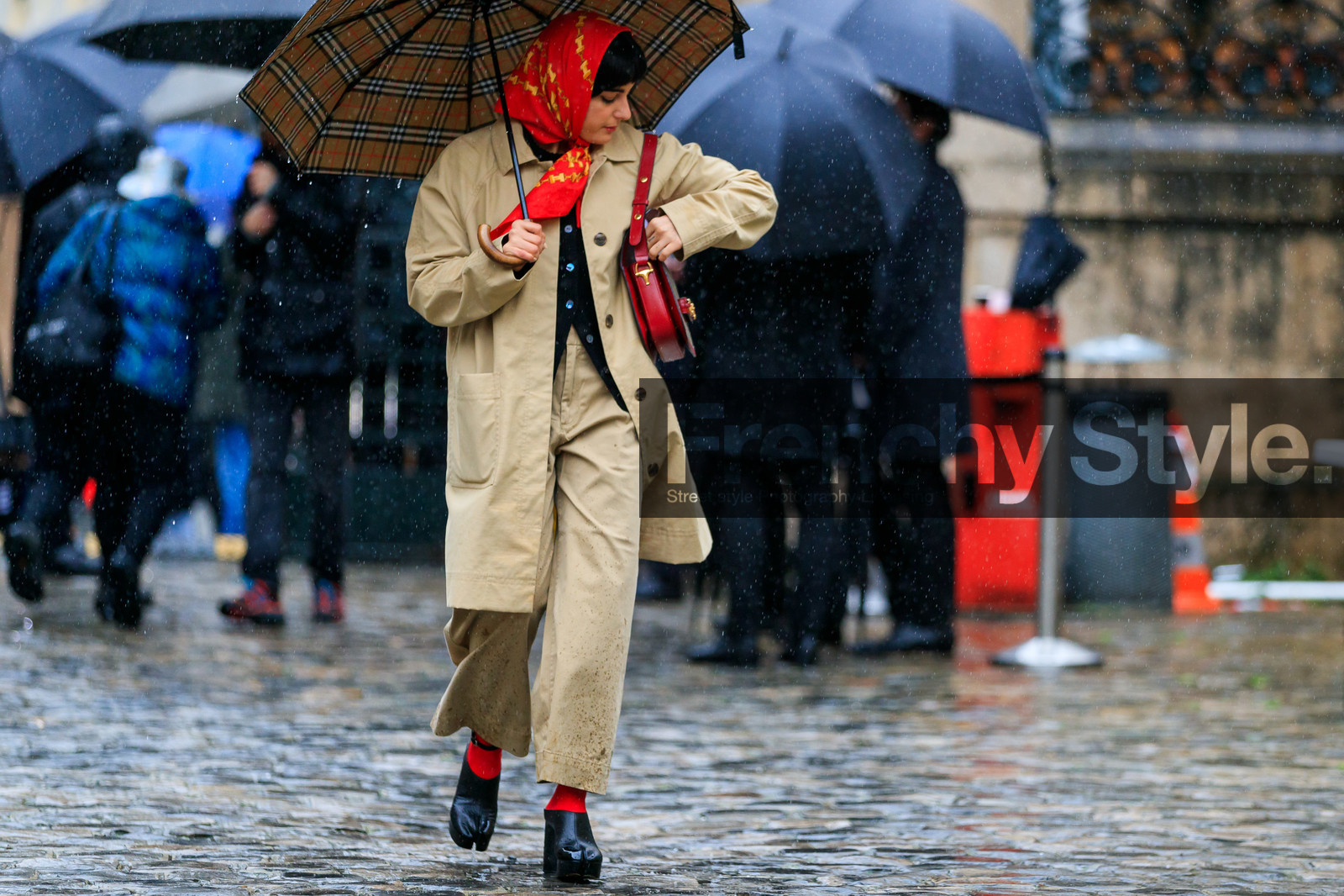 maria bernad, red scarf, red socks, hair scarf, printed scarf, black cardigan, embroidered cardigan, beige parka, beige pants, cropped pants, black leather slippers, high heels slippers, camel toe margiela shoes, margiela shoes, fashion week, frenchystyle, FW, jonathan paciullo, street style, PFW, PARIS, horizontal, atmosphere details, full length