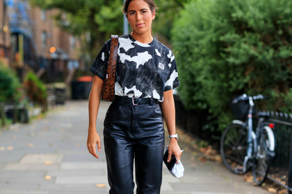 nina, urgell cloquell, burberry t-shirt, black and white t-shirt, animal printed t-shirt, short sleeves t-shirt, coperni bag, brown leather bag, round shape bag, animal skin bag, black leather pants, black leather boots, multi straps boots, multi buckle boots, fashion week, frenchystyle, FW, jonathan paciullo, street style, atmosphere details, horizontal, detail