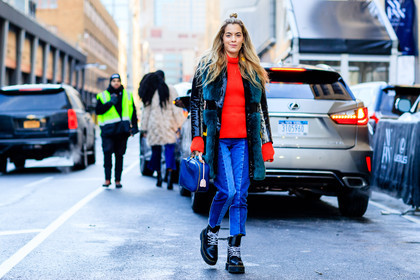 atmosphere details, AUTUMN WINTER 2017-2018, AW 17-18, black boots, black coat, blue bag, blue denim, chelsa, chelsea leyland, denim pants, detail, FALL WINTER 2017-2018, fashion week, frenchystyle, Fur coat, FW, FW 17-18, green fur, horizontal, jeans, jonathan paciullo, leather bag, leather boots, leather coat, leather shoes, louis vuitton, NEW YORK, NYFW, red sweater, street style, trousers, vinyl, vêtements