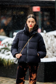 tie dye pants, paco rabbane printed orange pants, flared pants, black jacket, black winter jacket, puffy jacket, crossbody bag, black hoodie, fashion week, frenchystyle, FW, jonathan paciullo, street style, NYFW, NEW YORK, AUTUMN WINTER 2022-2023, FALL WINTER 2022_2023, FW 22-23, vertical, atmosphere details