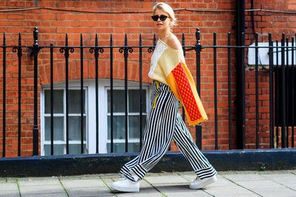 atmosphere details, beige sweater, caro daur, checked sweater, fashion week, frenchystyle, full length, FW, graphic pants, graphic sweater, horizontal, jonathan paciullo, jw anderson, leather shoes, LFW, LONDON, multicolor sweater, plaid, printed sweater, SPRING SUMMER 2018, SS 18, street style, striped pants, trousers, white sneakers