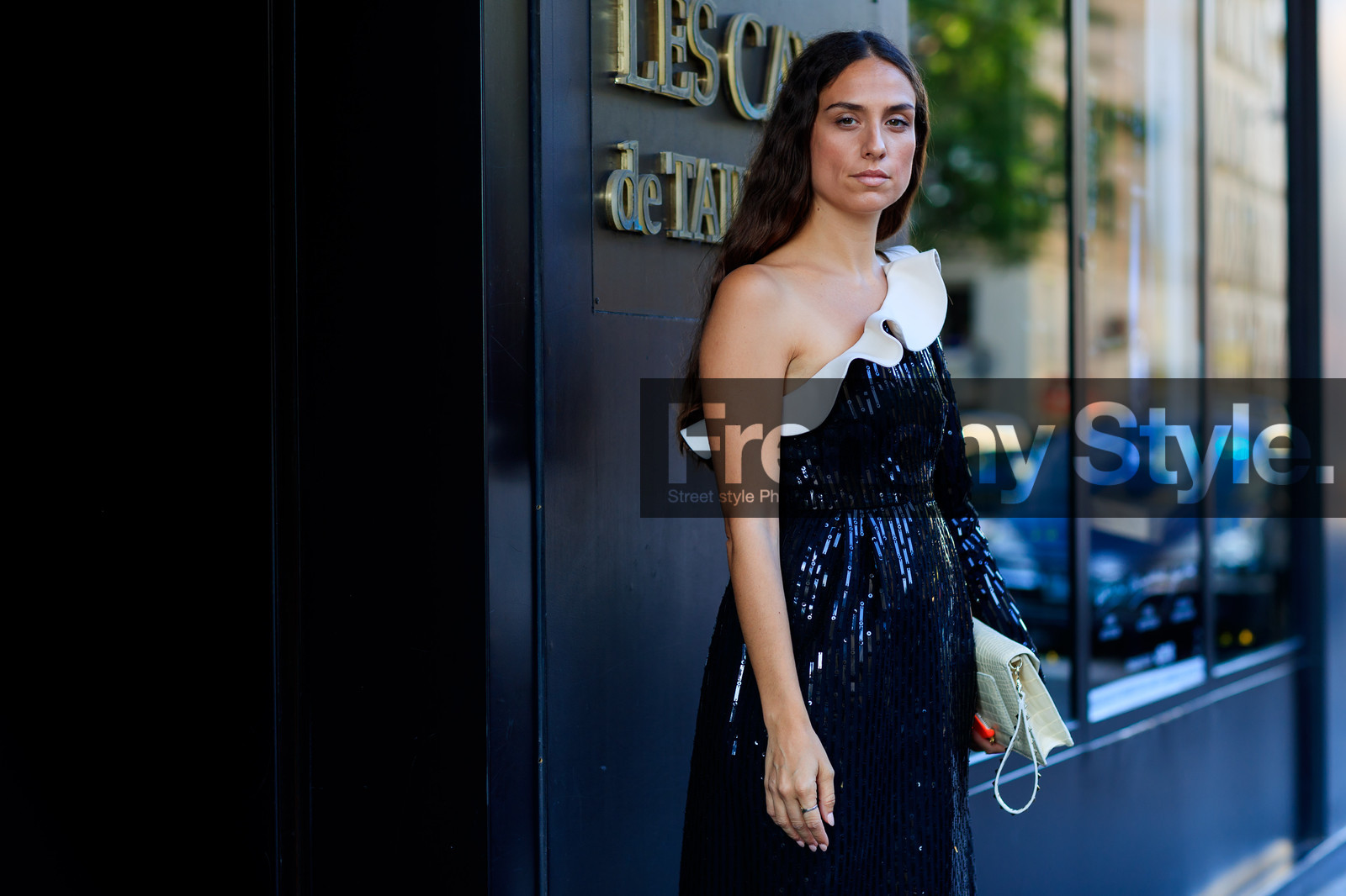black and white, black dress, glitter, graphic dress, leather bag, one shoulder, printed dress, ruffles, sequined dress, shiny dress, valentino, white bag, PFW, fashion week, frenchystyle, FW, jonathan paciullo, street style, PARIS, horizontal, atmosphere details, detail, AUTUMN WINTER 2018-2019, FALL WINTER 2018-2019, FW 18-19, erika boldrin