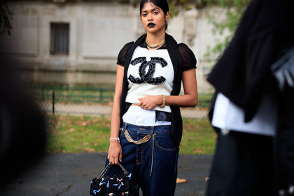 jenn abey, black lipstick, black t-shirt, black top, black scarf, black bag, tweed bag, embroidered bag, stars embroidered bag, lace bag, hand bag, ruffle top, ruffle t-shirt, navy blue jeans, denim, baggy pants, loose pants, loose jeans, metalic belt, chain belt, big chain necklace, strassed necklace, monogrammed scarf, logo printed t-shirt, chanel bag, chanel scarf, chanel top, chanel t-shirt, chanel belt, strassed belt, golden necklace, golden bracelet, PARIS, PFW, fashion week, frenchystyle, FW, jonathan paciullo, street style, SPRING SUMMER 2021, SS 21, horizontal, atmosphere details, detail