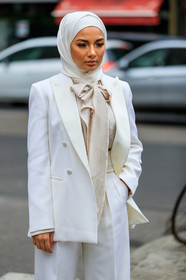 white total look, white jacket, white pants, white shirt, lavalliere collar, loose pants, make up, make up details, eye make up, silvered make up, fashion week, frenchystyle, FW, jonathan paciullo, street style, MFW, MILAN, SPRING SUMMER 2020, SS 20