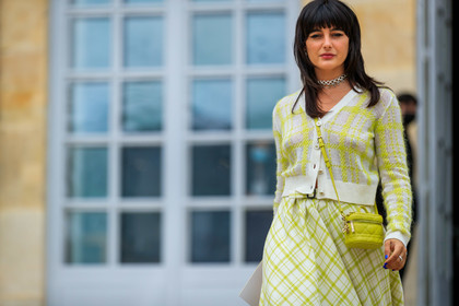 light green cardigan, light green skirt, yellow cardigan, yellow skirt, checked cardigan, checked skirt, yellow bag, yellow leather bag, light green leather bag, quilted bag, mini bag, crossbody bag, zipped bag, silvered necklace, silvered choker, multi necklace, multi chocker, white cardigan, white skirt, close up detail, bag detail, dior bag, dior cardigan, dior suits, dior total look, maria bernad, fashion week, frenchystyle, FW, jonathan paciullo, street style, PFW, PARIS, AUTUMN WINTER 2021-2022, FALL WINTER 2021-2022, FW 21-22, atmosphere details, horizontal, detail