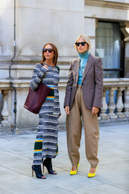 linda tol, chloe loulou de saison, long dress, knitwear, knit dress, asymmetrical dress, grey dress, striped dress, long sleeves dress, burgundy leather bag, shoulder bag, shopping bag, brown scale sunglasses, pearl necklace, open toe shoes, high heels shoes, black leather shoes, turtleneck pullover, light blue pullover, checked jacket, beige pants, oversize pants, carrot pants, black sunglasses, butterfly sunglasses, metalic frame sunglasses, cartier ring, yellow shoes, sharp end shoes, crossbody bag, fashion week, frenchystyle, FW, jonathan paciullo, street style, vertical, full length