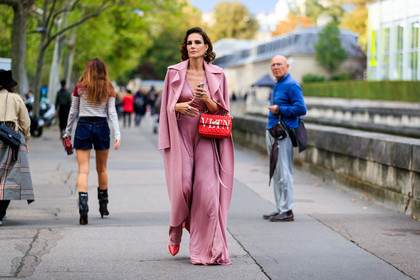 light pink coat, light pink dress, long coat, long dress, silk dress, studs details dress, studs details bag, low necked dress, red leather bag, quilted bag, logo printed bag, monogrammed bag, big ring, silvered ring, PARIS, PFW, SPRING SUMMER 2020, SS 20, fashion week, frenchystyle, FW, jonathan paciullo, street style, horizontal, atmosphere details, full length
