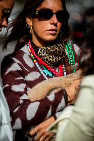brown pullover, white pullover, striped pullover, bicolor pullover, gucci sunglasses, black sunglasses, red bandana, golden earrings, diamond earrings, hoop earrings, multi earrings, street style, jonathan paciullo, FW, frenchystyle, fashion week, MFW, MILAN, SPRING SUMMER 2021, SS 21, vertical, detail