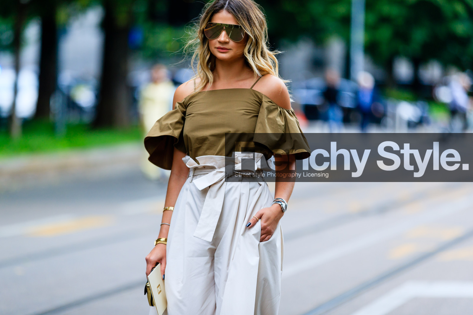 atmosphere details, beige pants, bracelet, brown top, bulgari, detail, fashion week, frenchystyle, FW, golden jewelry, high waist, horizontal, jonathan paciullo, MFW, MILAN, off the shoulder, SPRING SUMMER 2017, SS 17, street style, sunglasses, thassia naves, trousers, watch, wide pants