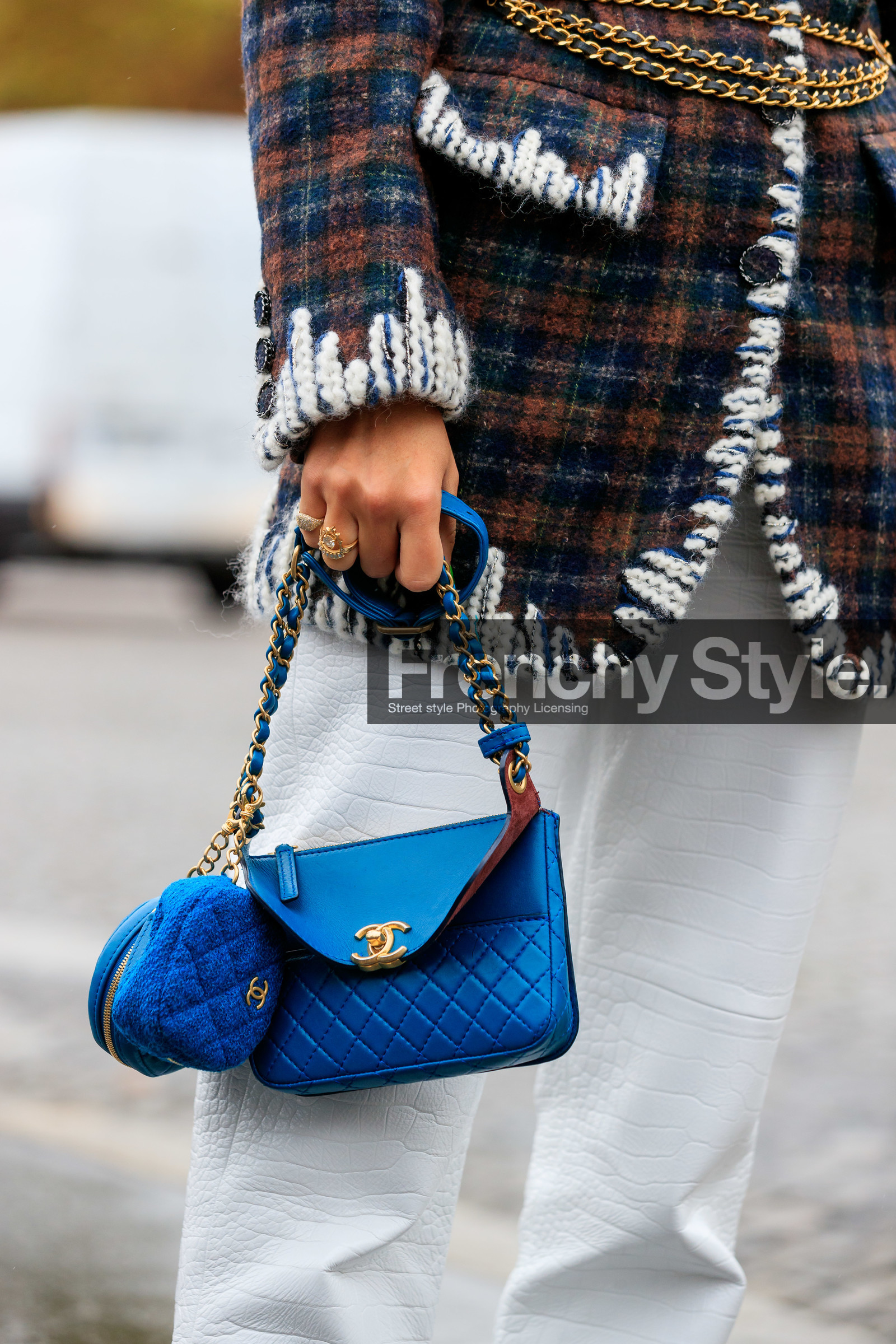 jen wonders, chanel bag, chanel jacket, chanel belt, blue leather bag, quilted bag, hand bag, round shape bag, mini bag, white leather pants, animal skin pants, brown jacket, checked jacket, tweed jacket, woolen jacket, embroidered jacket, golden belt, chain belt, chain strap bag, belted jacket, chanel total look, PARIS, PFW, SPRING SUMMER 2020, SS 20, fashion week, frenchystyle, FW, jonathan paciullo, street style, vertical, atmosphere details, detail