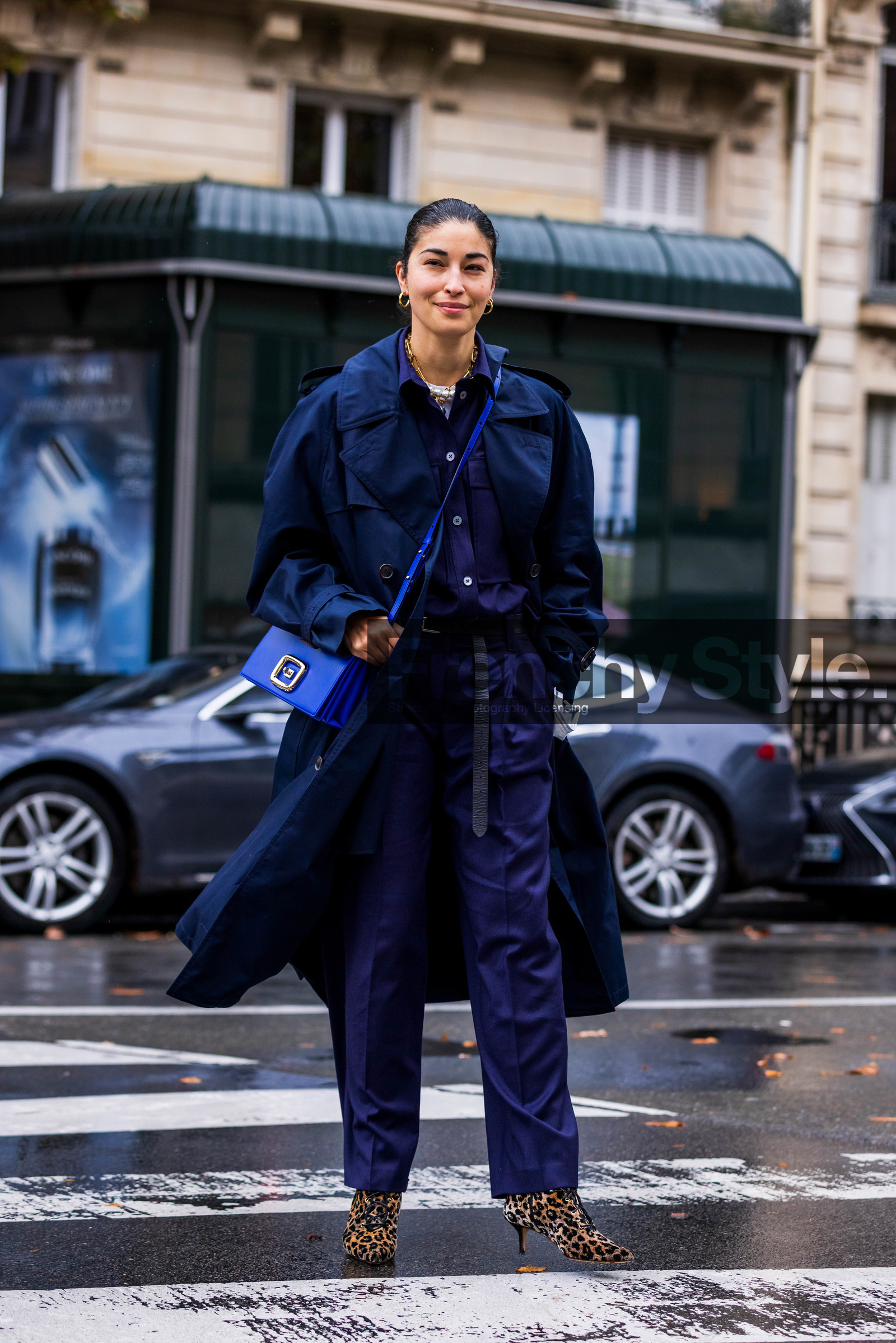 animal print, bag, belt, black belt, blue bag, blue pants, blue shirt, boots, Caroline Issa, crossbody bag, electric blue, leather bag, leather belt, leopard boots, navy pants, navy shirt, navy trenchcoat, pants, printed shoes, shirt, trenchcoat, fashion week, frenchystyle, FW, jonathan paciullo, street style, PFW, PARIS, SPRING SUMMER 2022, SS 22, vertical, full length