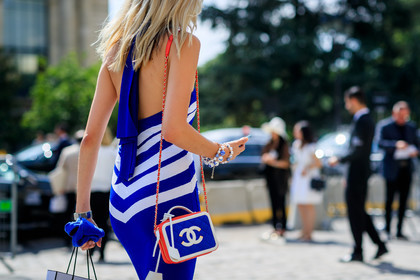 blue bag, blue dress, chanel, graphic bag, graphic dress, leather bag, printed bag, printed dress, striped dress, fashion week, frenchystyle, FW, jonathan paciullo, street style, PFW, PARIS, horizontal, atmosphere details, detail, model, AUTUMN WINTER 2018-2019, FALL WINTER 2018-2019, FW 18-19, soo joo park