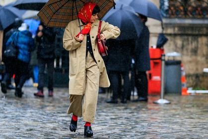 maria bernad, red scarf, red socks, hair scarf, printed scarf, black cardigan, embroidered cardigan, beige parka, beige pants, cropped pants, black leather slippers, high heels slippers, camel toe margiela shoes, margiela shoes, fashion week, frenchystyle, FW, jonathan paciullo, street style, PFW, PARIS, horizontal, atmosphere details, full length
