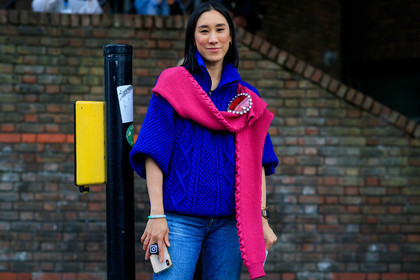 eva chen, blue pullover, pink pullover, zipped pullover, blue jeans, denim, strassed pin, fashion week, frenchystyle, FW, jonathan paciullo, street style, atmosphere details, horizontal, detail