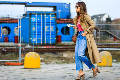 atmosphere details, AUTUMN WINTER 2016-2017, AW 16-17, beige coat, beige shoes, blue denim, brown bag, denim pants, FALL WINTER 2016-2017, fashion week, frenchystyle, full length, FW, FW 16-17, geometric, graphic bag, gucci, high heels, horizontal, jeans, jonathan paciullo, leather bag, leather shoes, LFW, loewe, LONDON, long hair, MENSWEAR, mira duma, miroslava duma, mules, nude sandals, printed t shirt, ray ban, red t shirt, street style, sunglasses, trench coat, trousers, vêtements