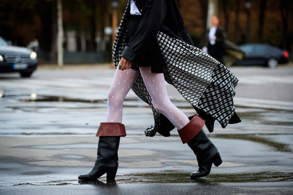 chloe loulou de saison, black cape, white cape, houndstooth printed cape, houndstooth printed jacket, houndstooth printed trenchcoat, black trench coat, white trench coat, monogrammed trench coat, monogrammed cape, black shorts, white tights, plumetis tights, monogrammed tights, black leather boots, brown leather boots, chanel total look, chanel jacket, chanel shorts, chanel tights, chanel boots, chanel trenchcoat, PARIS, PFW, fashion week, frenchystyle, FW, jonathan paciullo, street style, SPRING SUMMER 2021, SS 21, horizontal, atmosphere details, detail