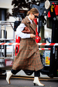 dagmara jarzynka, brown jacket, brown coat, orange jacket, orange coat, checked coat, checked jacket, plaid jacket, plaid coat, belted coat, belted jacket, light beige leather boots, camel leather clutch, camel leather boots, bicolor boots, striped boots, kitten heels boots, brown leather clutch, sleeveless coat, sleeveless jacket, white shirt, fashion week, frenchystyle, FW, jonathan paciullo, street style, PFW, PARIS, SPRING SUMMER 2021, SS 21, vertical, full length