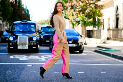 beige pants, beige sweater, black shoes, erika boldrin, leather shoes, pink pants, trousers, fashion week, frenchystyle, FW, jonathan paciullo, street style, LFW, LONDON, SPRING SUMMER 2019, SS 19, atmosphere details, horizontal, full length