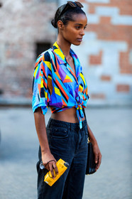 vintage shirt, geometrical printed shirt, multicolor shirt, light blue shirt, purple shirt, orange shirt, square shape glasses, scale sunglasses, short sleeves shirt, knotted shirt, cropped shirt, black jeans, fashion week, frenchystyle, FW, jonathan paciullo, street style, MFW, MILAN, SPRING SUMMER 2021, SS 21, vertical, detail, model