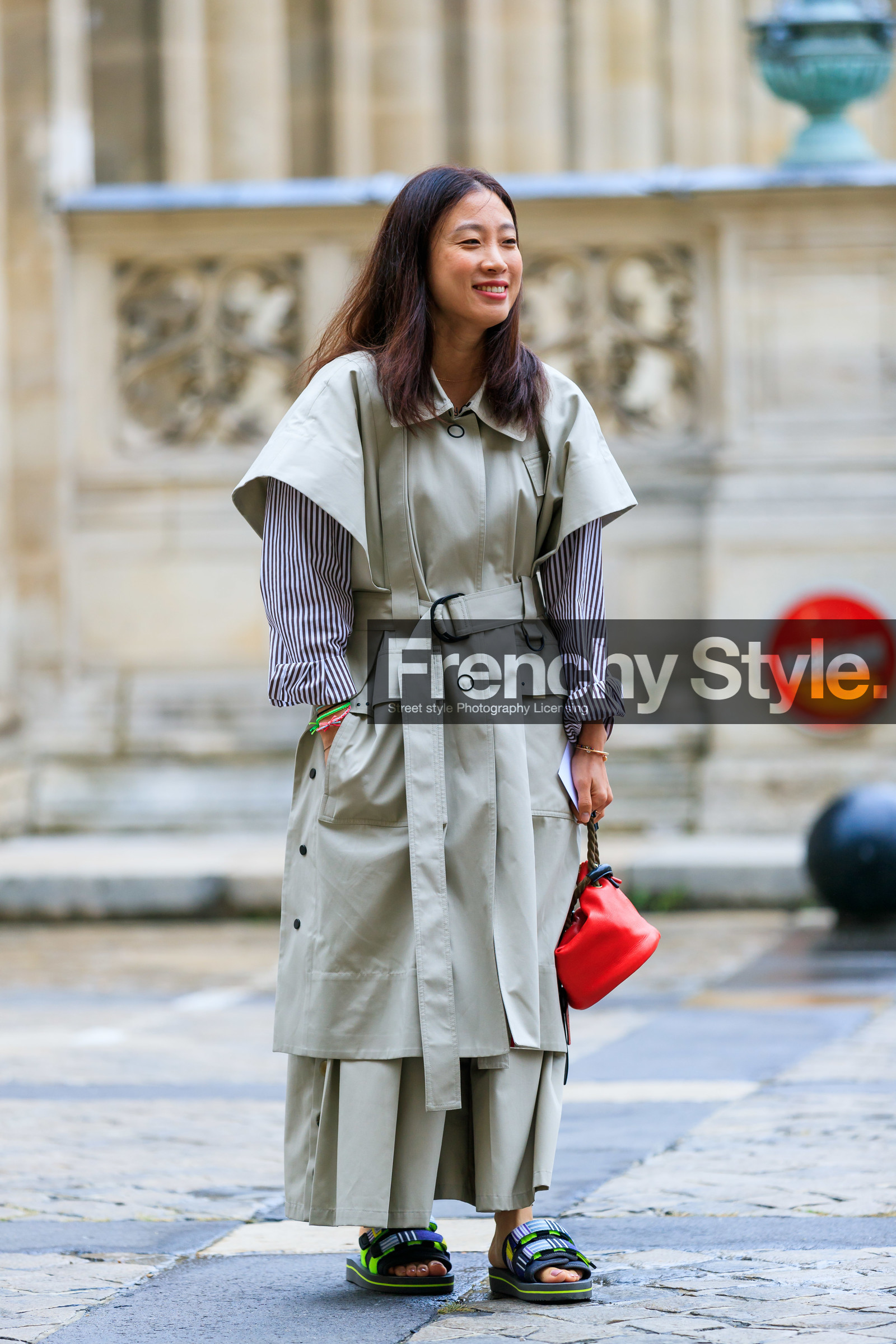 light beige trench coat, light blue pants, oversize trench coat, loose pants, cropped pants, short sleeves trench coat, belted trench coat, blue shirt, white shirt, striped shirt, black slippers, flip flop shoes, sportswear slippers, flat sandals, flat slippers, neon yellow shoes, neon yellow slippers, neon yellow sandals, red leather bag, fashion week, frenchystyle, FW, jonathan paciullo, street style, PFW, PARIS, SPRING SUMMER 2020, SS 20, horizontal, full length