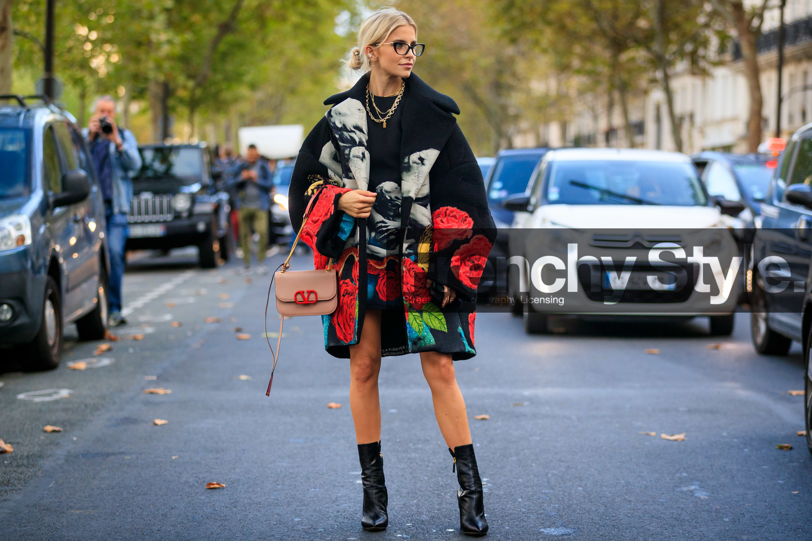 caro daur, valentino bag, valentino coat, valentino dress, black coat, black dress, black glasses, floral embroidered coat, floral embroidered dress, floral printed coat, floral printed dress, red coat, red dress, grey coat, grey dress, mini dress, golden necklace, big chain necklace, multi necklace, light pink leather bag, black leather bag, PARIS, PFW, SPRING SUMMER 2020, SS 20, fashion week, frenchystyle, FW, jonathan paciullo, street style, horizontal, atmosphere details, full length