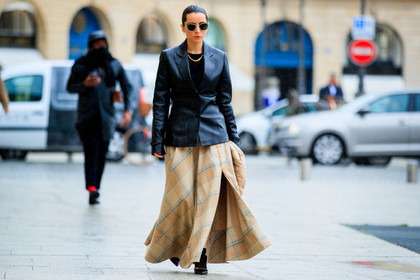julia comil, black leather jacket, white leather bag, light beige leather bag, round shape bag, quilted bag, beige skirt, long skirt, checked skirt, plaid skirt, light blue skirt, metalic frame sunglasses, fashion week, frenchystyle, FW, jonathan paciullo, street style, PFW, PARIS, SPRING SUMMER 2021, SS 21, horizontal, atmosphere details, full length