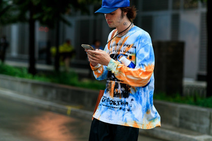 blue hat, blue sweater, iphone, orange sweater, tattoos, tie & die, fashion week, frenchystyle, FW, jonathan paciullo, street style, NEW YORK, NYFW, SPRING SUMMER 2020, SS 20, horizontal, atmosphere details, detail