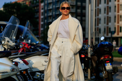 caro daur, white total look, white coat, white top, white pants, oversize coat, carrot pants, loose pants, black sunglasses, white shoes, squared toed shoes, white leather bag, fashion week, frenchystyle, FW, jonathan paciullo, street style, MFW, MILAN, SPRING SUMMER 2020, SS 20
