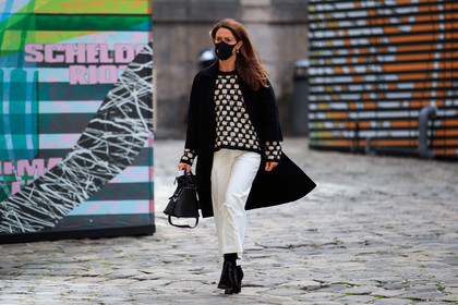 black coat, black leather bag, black leather boots, black pullover, white pants, white pullover, bicolor pullover, black and white look, hand bag, black suede boots, covid face mask, PARIS, PFW, fashion week, frenchystyle, FW, jonathan paciullo, street style, SPRING SUMMER 2021, SS 21, horizontal, atmosphere details, full length