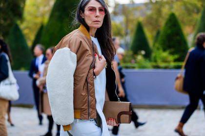 atmosphere details, beige bag, bomber jacket, brown jacket, detail, fashion week, frenchystyle, FW, graphic bag, horizontal, jonathan paciullo, leather bag, over the shoulder, PARIS, PFW, printed bag, shearling, SPRING SUMMER 2018, SS 18, street style, sunglasses, trousers, Véronique Tristram