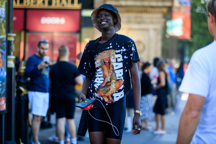 model, black hat, black t-shirt, printed t-shirt, cardi b t-shirt, black shorts, tight shorts, fashion week, frenchystyle, FW, jonathan paciullo, street style, atmosphere details, horizontal, detail