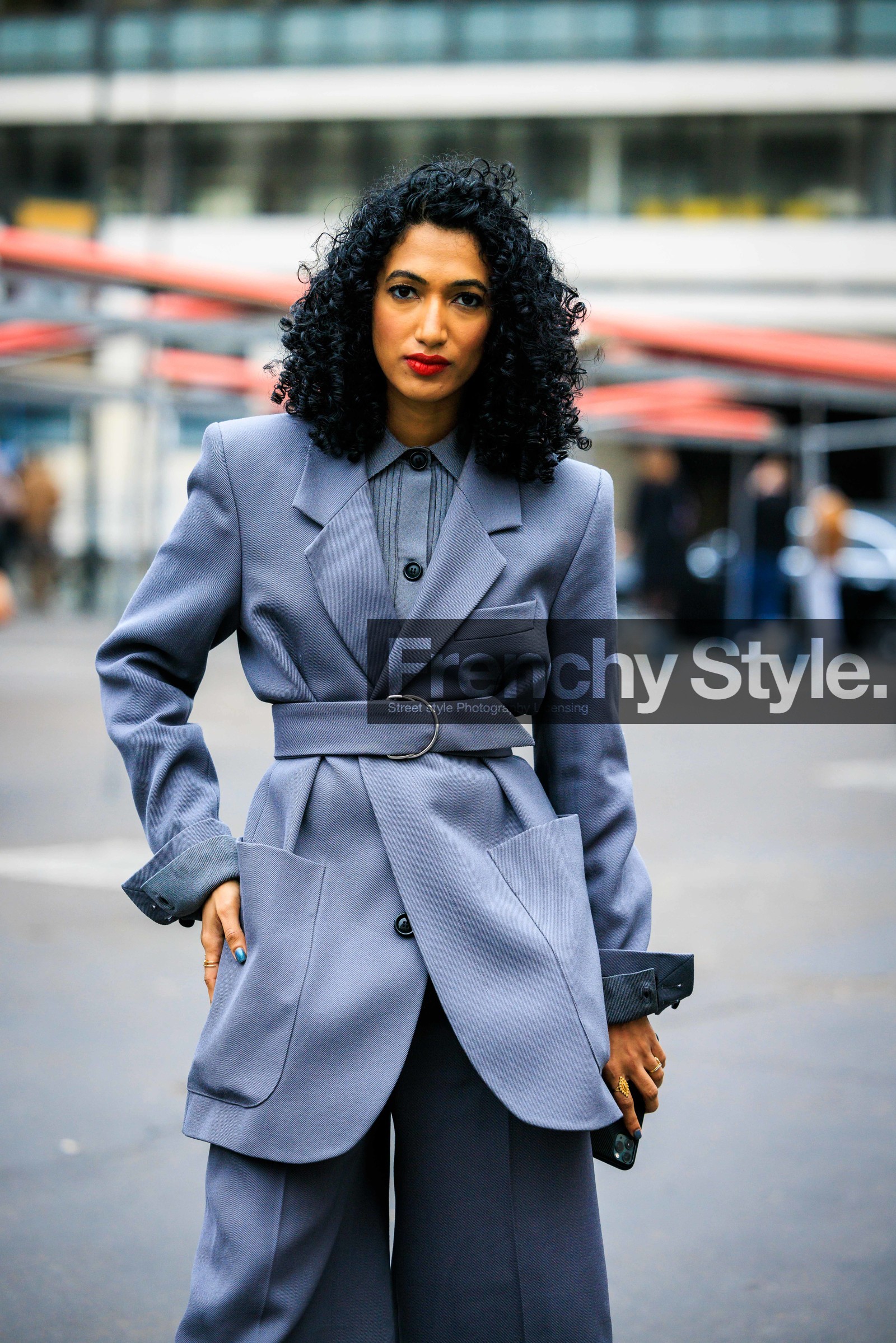 grey blazer, belted blazer, long blazer, suit shorts, baggy shorts, grey shorts, red lips, curly hair, grey shirt, full grey look, fashion week, frenchystyle, FW, jonathan paciullo, street style, PFW, PARIS, menswear, AUTUMN WINTER 2022-2023, FALL WINTER 2022-2023, FW 22-23, atmosphere details, detail, vertical