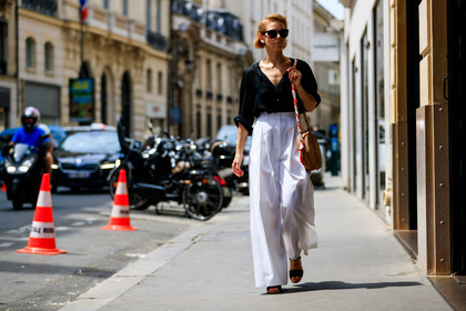 beige bag, black shirt, black shoes, leather bag, sunglasses, trousers, white pants, wide pants, fashion week, frenchystyle, FW, jonathan paciullo, street style, PFW, PARIS, atmosphere details, horizontal, full length, AUTUMN WINTER 2018-2019, FALL WINTER 2018-2019, FW 18-19, vika gazinskaya