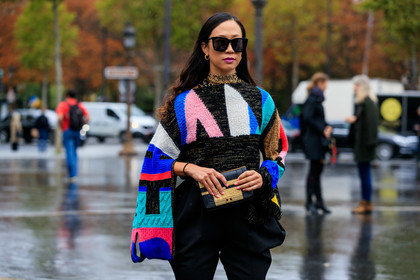 black pullover, multicolor pullover, chanel bag, chanel pullover, chanel necklace, letters necklace, chocker, choker necklace, choker necklace, lurex pullover, golden pullover, golden bag, black leather bag, animal skin bag, PARIS, PFW, SPRING SUMMER 2020, SS 20, fashion week, frenchystyle, FW, jonathan paciullo, street style, horizontal, atmosphere details, detail