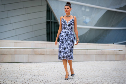 louis vuitton dress, louis vuitton bag, louis vuitton clutch, louis vuitton shoes, louis vuitton pumps, white dress, black dress, embroidered dress, sequins dress, sparkling dress, sleeveless dress, mid long dress, silver clutch, silvered clutch, silvered pumps, strassed earrings, strassed necklace, strassed chocker, big necklace, big earrings, dangling earrings, black leather pumps, sling back shoes, low necked dress, giovanna battaglia, fashion week, frenchystyle, FW, jonathan paciullo, street style, PFW, PARIS, AUTUMN WINTER 2021-2022, FALL WINTER 2021-2022, FW 21-22, atmosphere details, horizontal, full length