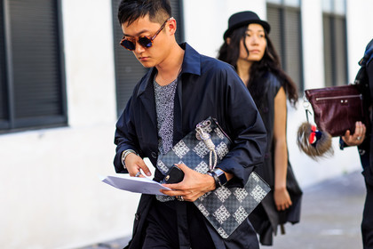 atmosphere details, black clutch, black coat, checked bag, detail, fashion week, frenchystyle, FW, geometric, graphic clutch, horizontal, jonathan paciullo, leather clutch, MENSWEAR, PARIS, PFW, plaid, printed clutch, SPRING SUMMER 2017, SS 17, street style, sunglasses