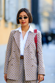 cachemere printed jacket, cachemere printed pants, white shirt, small sunglasses, metalic frame sunglasses, red leather bag, shoulder bag, etro bag, light beige jacket, light beige pants, red jacket, red pants, purple jacket, purple pants, fashion week, frenchystyle, FW, jonathan paciullo, street style, MFW, MILAN, AUTUMN WINTER 2020-2021, FALL WINTER 2020-2021, FW 20-21, vertical, atmosphere details, detail