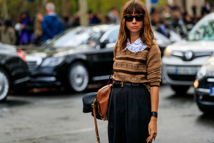 natasha goldenberg, camel pullover, beige pullover, brown pullover, jacquard pullover, big collar, miu miu pullover, miu miu shirt, dark grey pants, carrot pants, belted pants, black leather belt, animal skin belt, big ring, cartier ring, animal shape ring, brown leather bag, PARIS, PFW, SPRING SUMMER 2020, SS 20, fashion week, frenchystyle, FW, jonathan paciullo, street style, horizontal, atmosphere details, detail