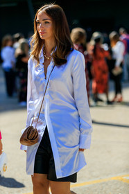 beige leather bag, big chain necklace, black and white look, black leather shorts, bottega veneta bag, crossbody bag, golden necklace, long shirt, mini bag, white shirt, fashion week, frenchystyle, FW, jonathan paciullo, street style, vertical, detail, atmosphere details