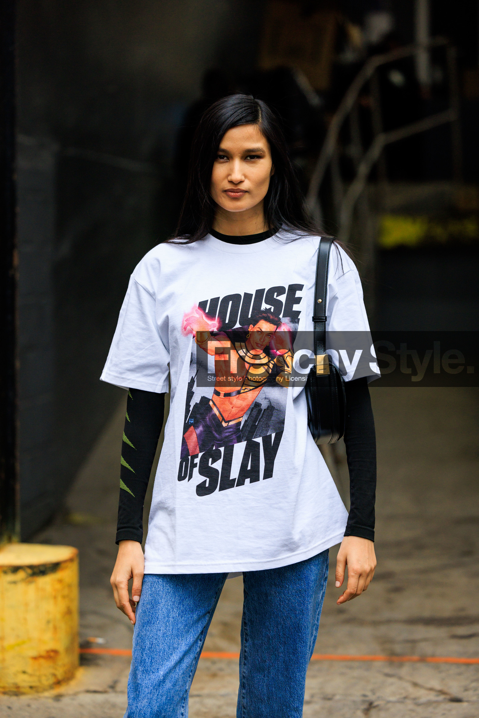 details, orange font printed white tshirt, printed tshirt, nude make up, close up, jeans, classic jeans, black handbag, leather handbag, second skin top, black top, street style, jonathan paciullo, FW, frenchystyle, fashion week, NYFW, NEW YORK, AUTUMN WINTER 2022-2023, FALL WINTER 2022_2023, FW 22-23, vertical, atmosphere details, model