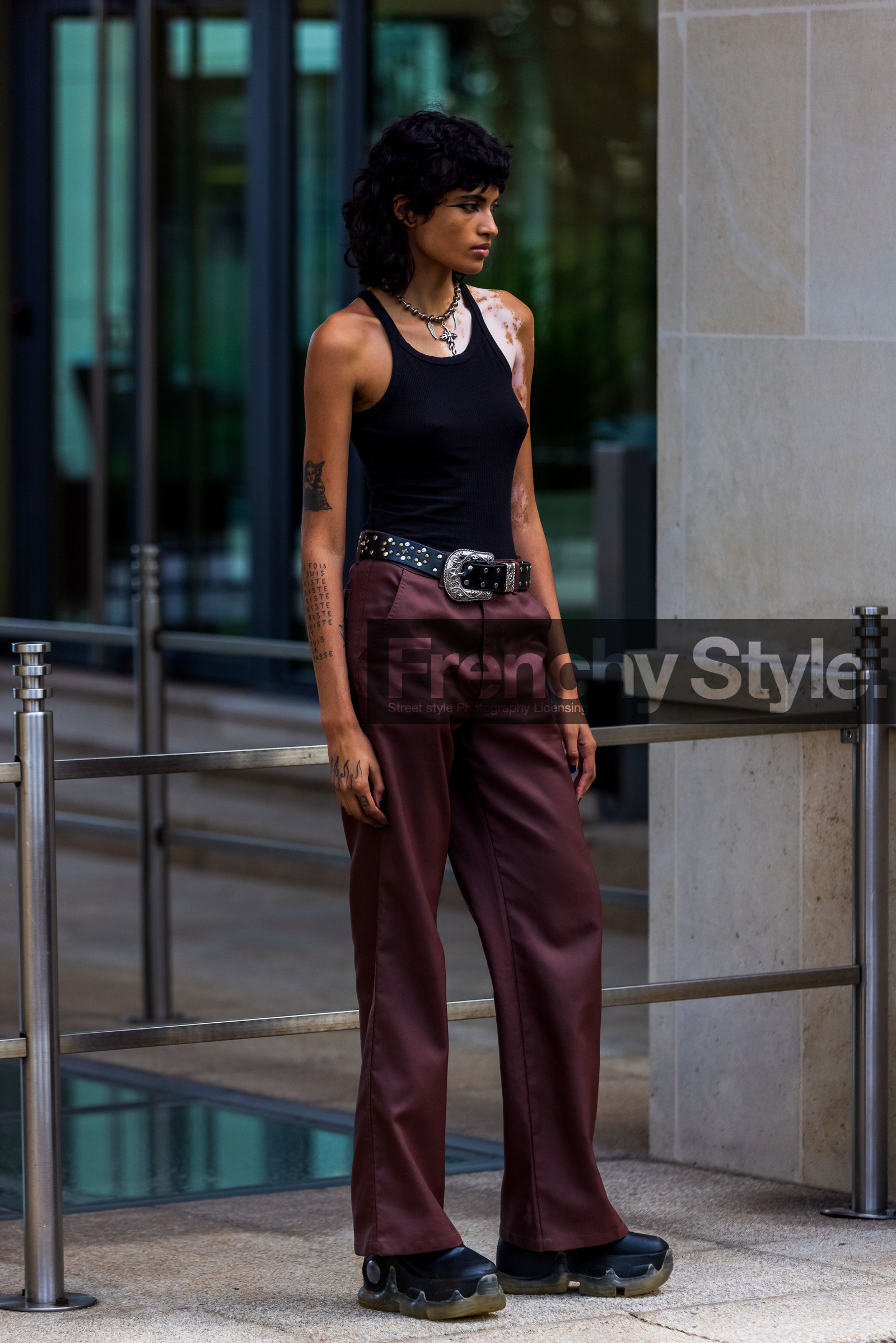belt, black belt, black sneakers, black tank top, black top, brown pants, eyeliner, leather belt, makeup, necklace, Precilla Cheseaux, tank top, tattoo, western belt, street style, jonathan paciullo, FW, frenchystyle, fashion week, PFW, PARIS, SPRING SUMMER 2022, SS 22, vertical, atmosphere details, model