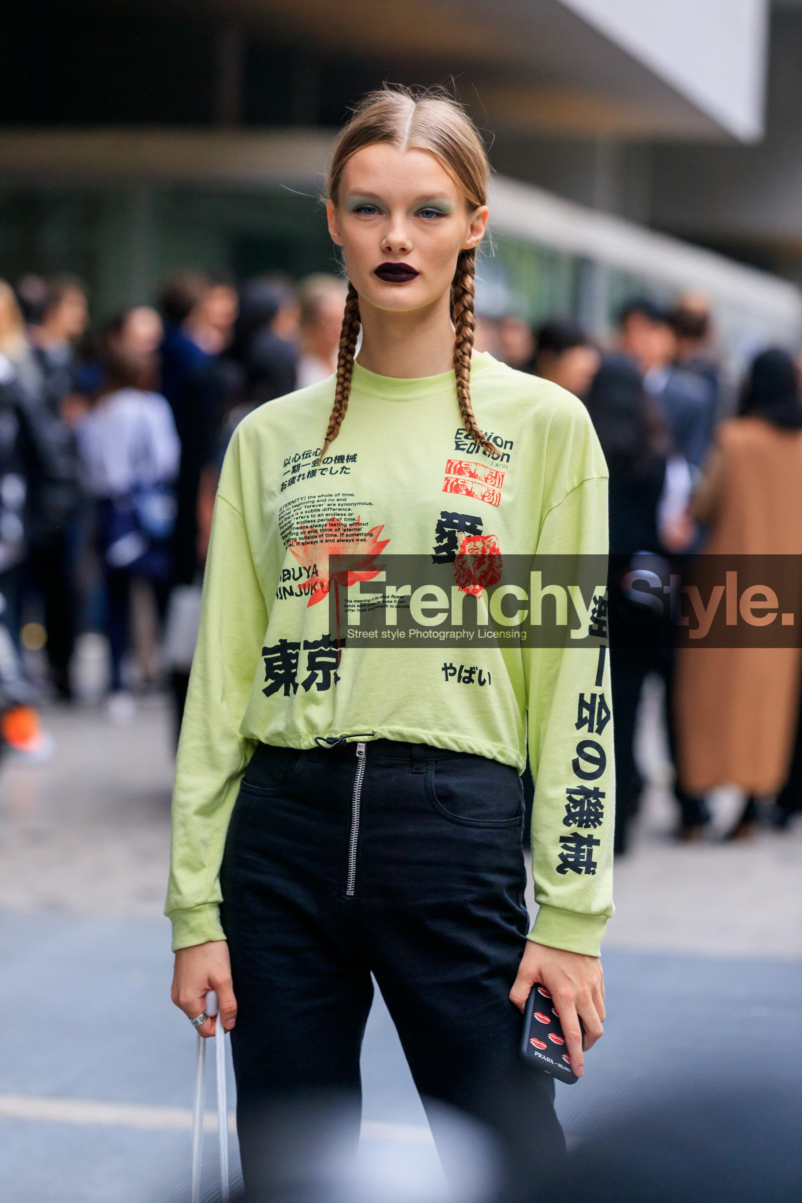 model, neon green top, long sleeves t-shirt, letter printed t-shirt, chinese signs printed t-shirt, make up, make up details, black lipstick, plaited hair, hair details, eye make up, black pants, zipped pants, slim pants, fashion week, frenchystyle, FW, jonathan paciullo, street style, MFW, MILAN, SPRING SUMMER 2020, SS 20