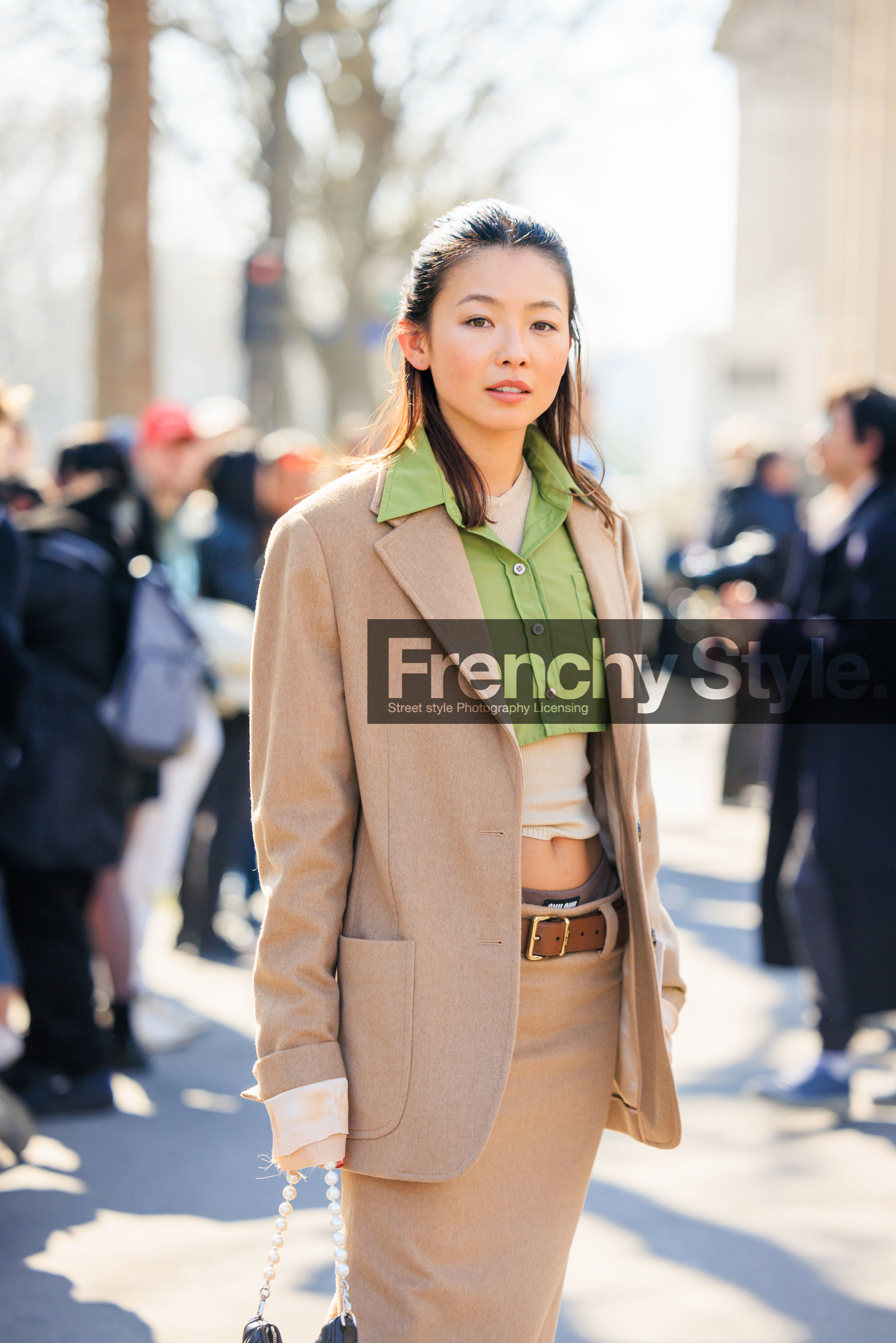 cropped shirt, green shirt, beige top, beige blazer, beige skirt, midi skirt, brown belt, miu miu, miu miu bag, black bag, yan yan chan, FW 22-23, FALL WINTER 2022_2023, AUTUMN WINTER 2022-2023, fashion week, frenchystyle, FW, jonathan paciullo, street style, PFW, PARIS, vertical, detail