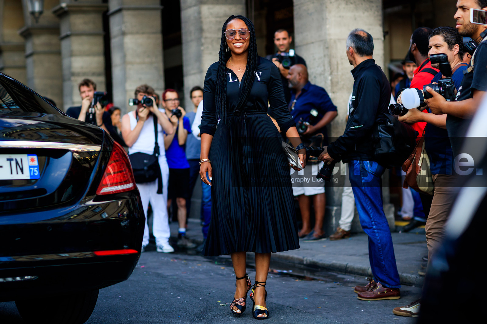 black shoes, black skirt, black top, braids, high heels, leather bag, leather shoes, pleated skirt, sunglasses, white bag, fashion week, frenchystyle, FW, jonathan paciullo, street style, PFW, PARIS, atmosphere details, horizontal, full length, AUTUMN WINTER 2018-2019, FALL WINTER 2018-2019, FW 18-19