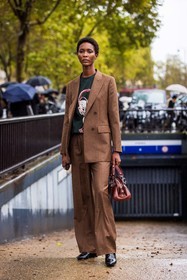 bag, black boots, blazer, brown bag, brown blazer, brown pants, brown suits, green t-shirt, leatther bag, Mahany Pery, pants, printed t-shirt, suits, t-shirt, fashion week, frenchystyle, FW, jonathan paciullo, street style, PFW, PARIS, SPRING SUMMER 2022, SS 22, vertical, full length