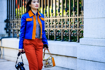 atmosphere details, blue jacket, blue shirt, camel bag, camera, detail, fashion week, frenchystyle, FW, horizontal, jonathan paciullo, leather bag, NEW YORK, NYFW, printed bag, printed shirt, red pants, SPRING SUMMER 2018, SS 18, street style, trousers, white bag