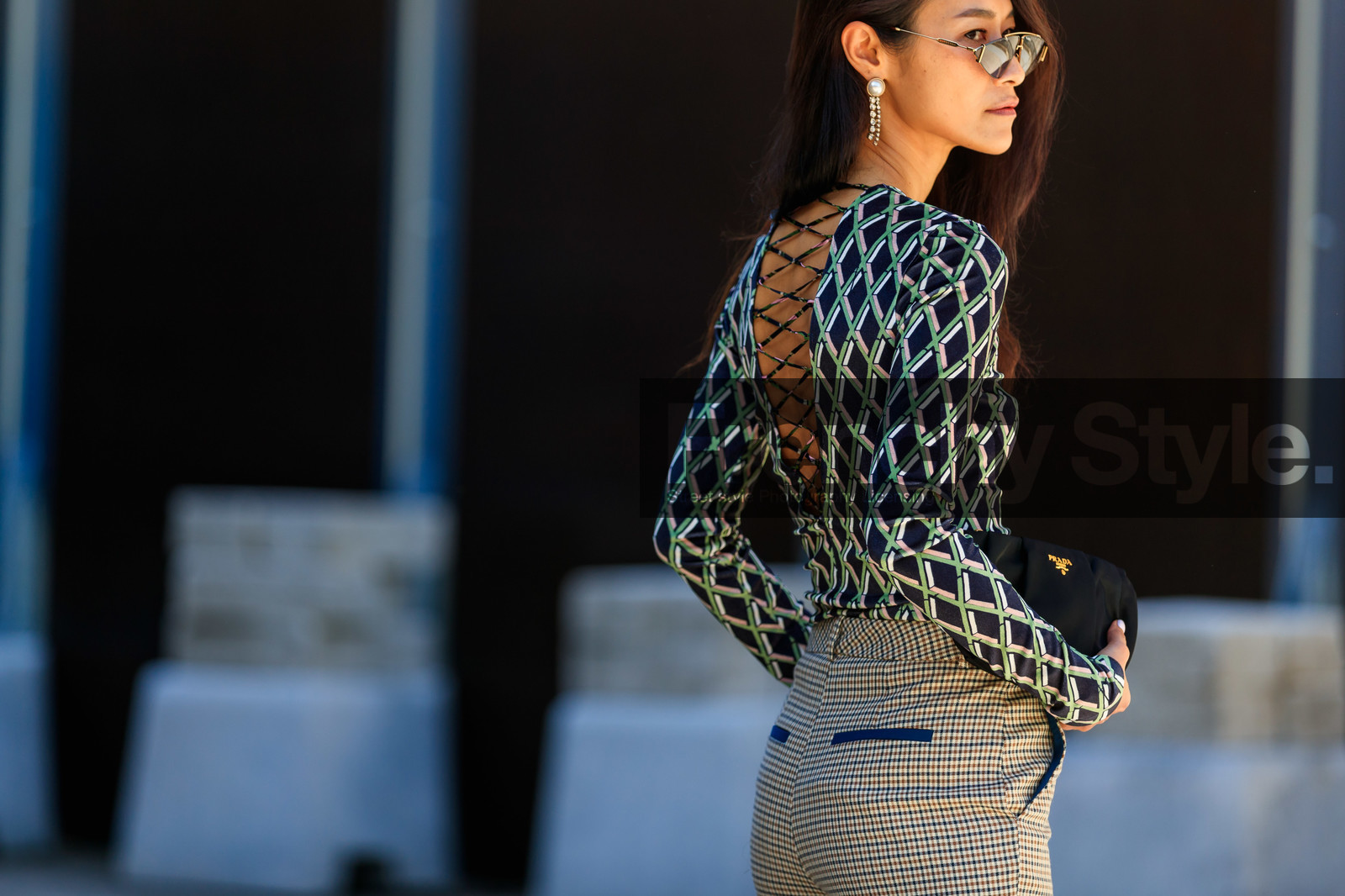 back details, laced top, geometrical printed top, velvet top, black top, checked top, checked pants, beige pants, asymmetrical pants, long pants, burberry sunglasses, future shape sunglasses, metalic frame sunglasses, prada bag, prada clutch, black clutch, tailored pants, aviator sunglasses, strassed earrings, dangling earrings, pearl earrings, fashion week, frenchystyle, FW, jonathan paciullo, street style, atmosphere details, horizontal, detail