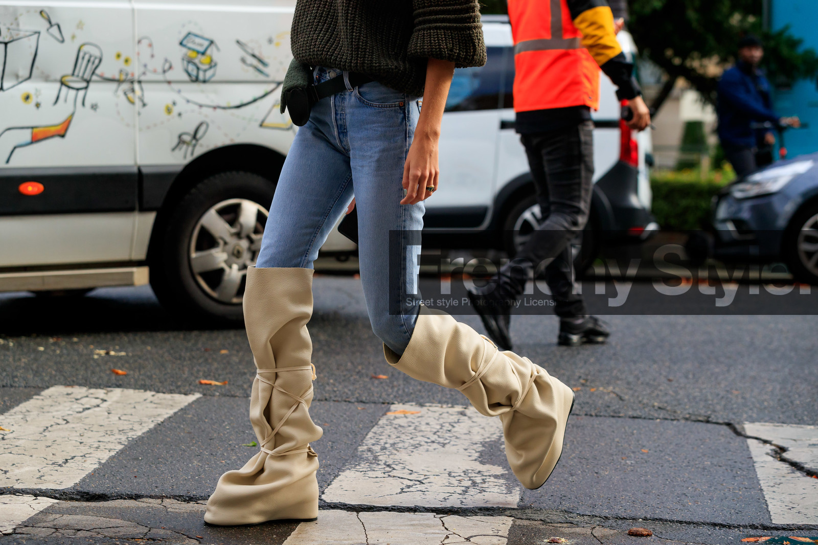 estelle pigault, white leather boots, high boots, laced boots, platform shoes, light blue jeans, legs detail, shoes detail, PARIS, PFW, SPRING SUMMER 2020, SS 20, fashion week, frenchystyle, FW, jonathan paciullo, street style, horizontal, atmosphere details, detail